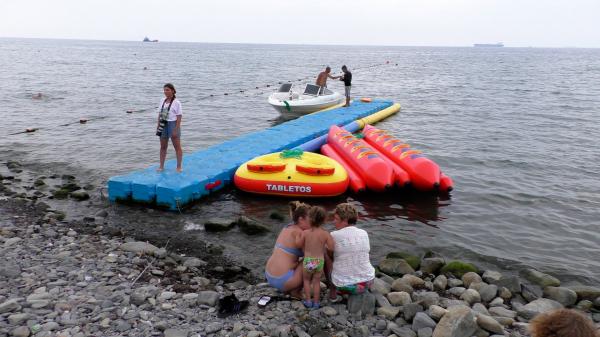 Водные развлечения на пляже Южная Озереевка под Новороссийском