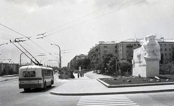 Памятник Матрос с гранатой в Новороссийске старое фото 1973 года
