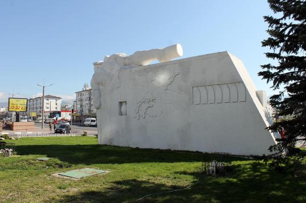 Памятник Матрос с гранатой в Новороссийске фото