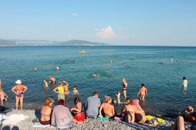Народ купается. На пляже Алексино в Новороссийске