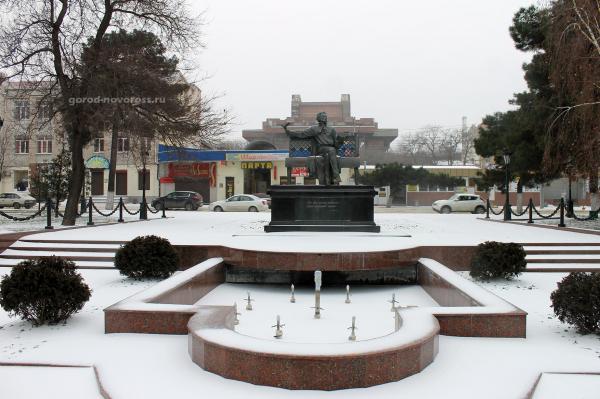 Памятник А.С. Пушкина в Новороссийске фото зимой