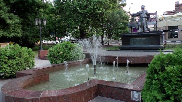 Памятник Пушкину в Новороссийске возле фонтана