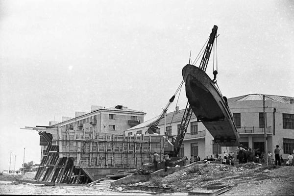 Установка памятника Торпедный катер. 1968 год. Новороссийск. Старое фото