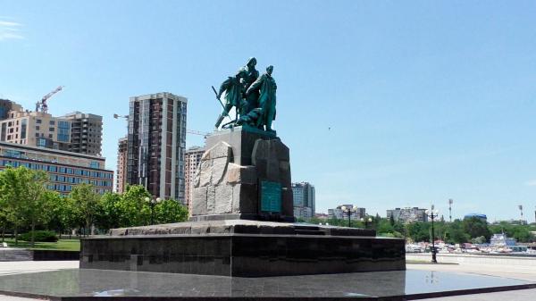 Памятник Рыбакам на Мысе Любви в Новороссийске