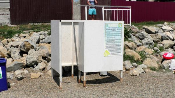 Кабинки для переодевания на пляже Мысхако в Новороссийске