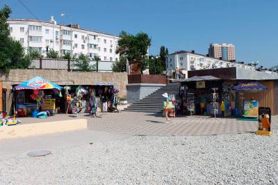Торговые лавки для туристов. На городском пляже в Новороссийске