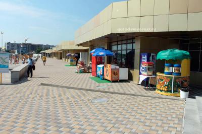 Точки продажи лимонадов, мороженых. На городском пляже в Новороссийске