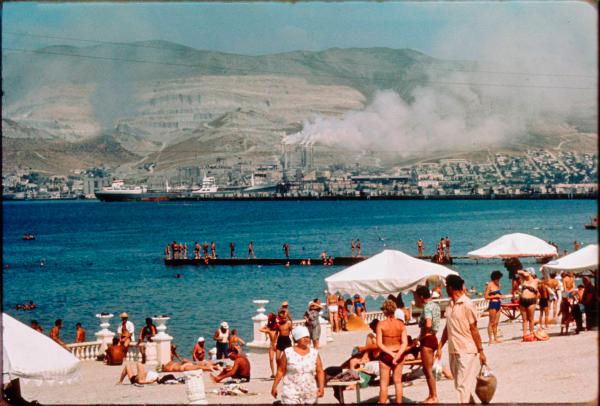 Старая фотография городского пляжа Новороссийска в 1964 году