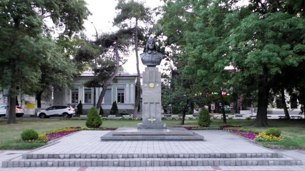 Памятник летчику Савицкому в Новороссийске