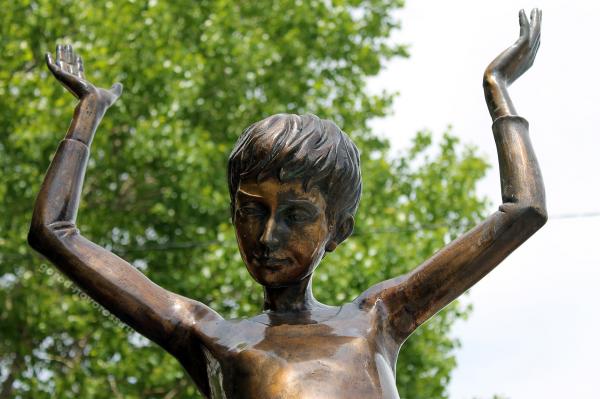 Скульптура Девочка на шаре в Новороссийске