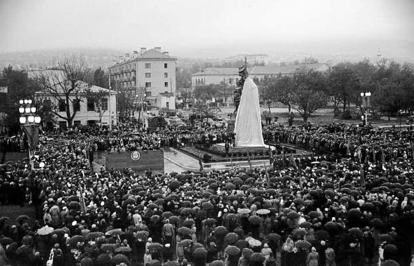 Открытие памятника на Площади Свободы в Новороссийске. 1961 год. Старое фото