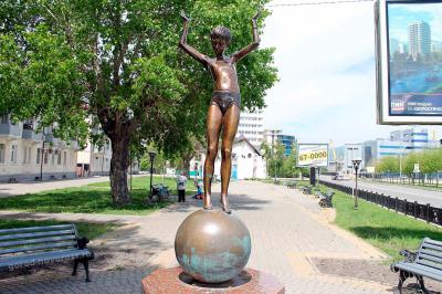 скульптура «Девочка на шаре»