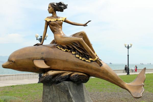 Скульптура «Девушка на дельфине» на Набережной Новороссийска