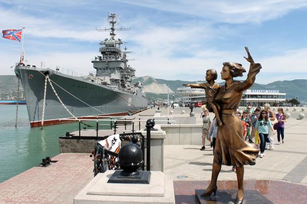 Памятник Жене моряка на Набережной Новороссийск