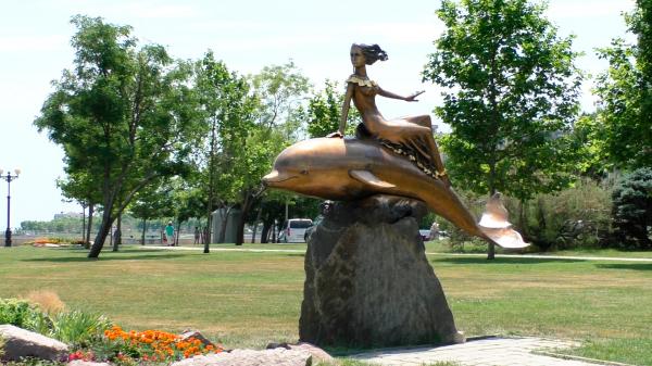 Бронзовая скульптура «Девушка на дельфине».