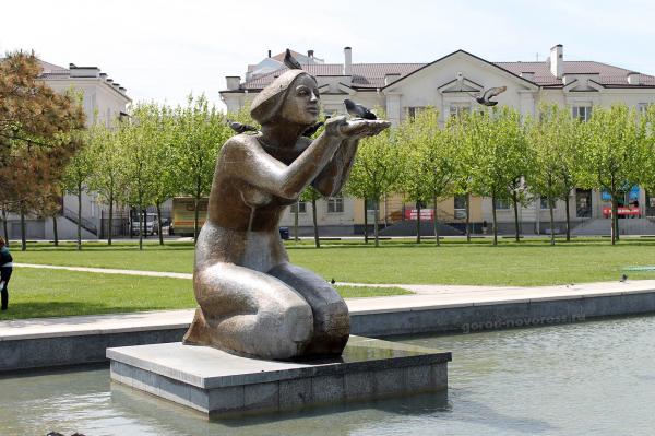 Памятник-фонтан «Дарящая воду» на Набережной