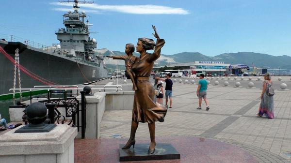 Скульптура «Жене моряка» – другие названия «Женщина с ребенком ждут моряка»