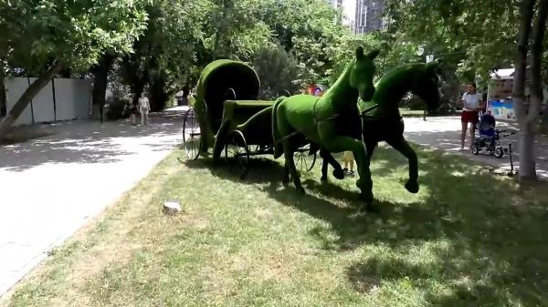 Топиарий в виде кареты с лошадьми в Парке Фрунзе