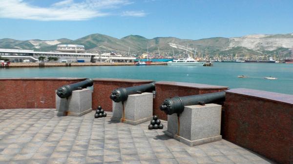 Площадка с тремя корабельными пушками, направленными в море.