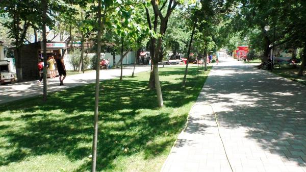 Парк им. Фрунзе – зеленый сквер с развлечениями для взрослых и детей.
