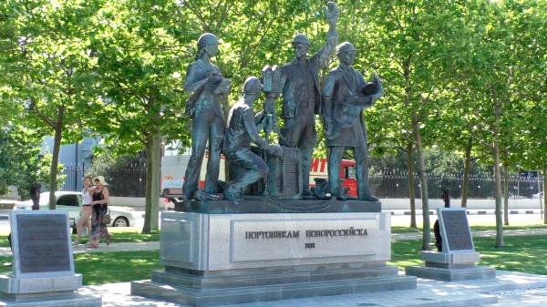 Памятник «Портовикам Новороссийска».