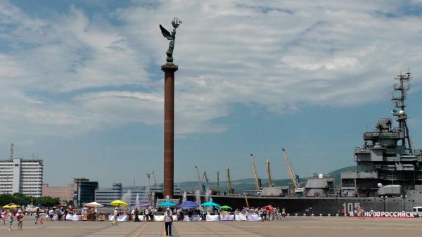 Фонтан «Морская слава России» – фонтан со стелой по центру