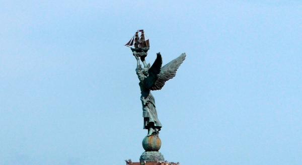 Фонтан «Морская слава России» – ангел с кораблем в руках