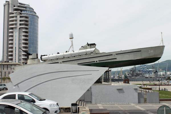 Памятник «Торпедный катер» на Набережной Новороссийска