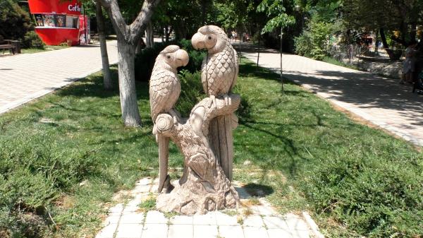 Скульптура «Попугаи» в Парке Фрунзе