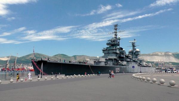 Крейсер «Михаил Кутузов» – можно посетить экскурсию по военному кораблю.