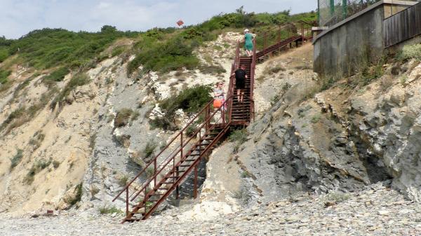 Лестница на пляже у СНТ «Геолог» в Южной Озереевке