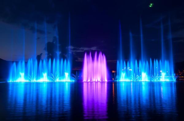 Поющие фонтаны на озере Абрау под Новороссийском