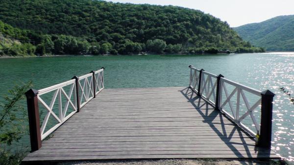 Вид с мостика на озеро Абрау под Новороссийском