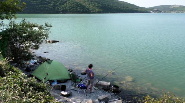Рыбалка и дикий отдых с палатками на озере Абрау под Новороссийском