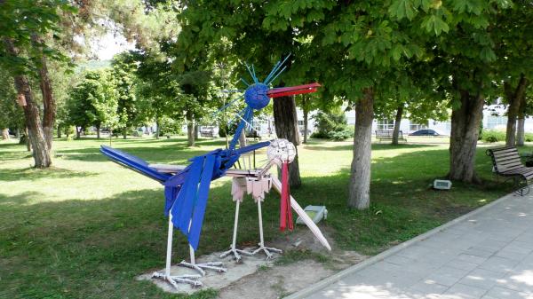 Арт-объект Металлические птицы: синяя и розовая в парке Абрау-Дюрсо