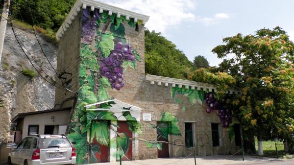 Здание водокачки – расписанное виноградными лозами в Абрау-Дюрсо