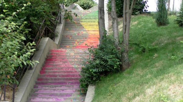 Красочно разукрашенная лестница в Абрау-Дюрсо