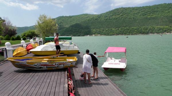 Прогулка по озеру на весельных лодках, катамаранах в Абрау-Дюрсо