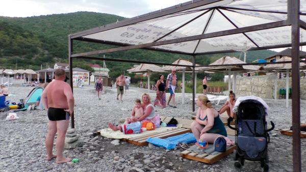 Люди отдыхают пляже «Дюрсо» в поселке Абрау-Дюрсо