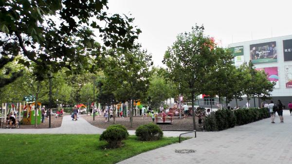 Сквер с детской площадкой у новой «Красной Площади» в Новороссийске