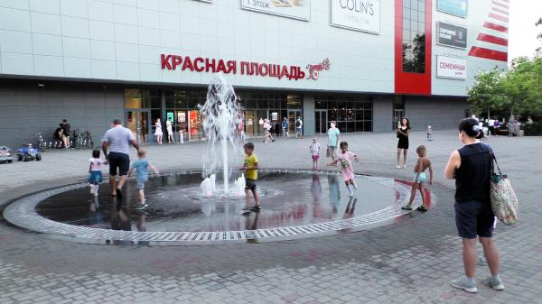 Игры с фонтаном у входа в ТРЦ «Красная Площадь» в Новороссийске