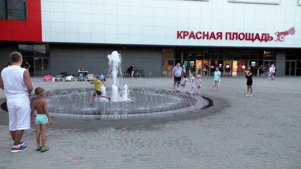 Игры с фонтаном у входа в ТРЦ «Красная Площадь» в Новороссийске