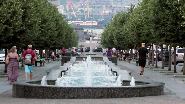 Каскадный фонтан на ул. Новороссийской Республики в Новороссийске