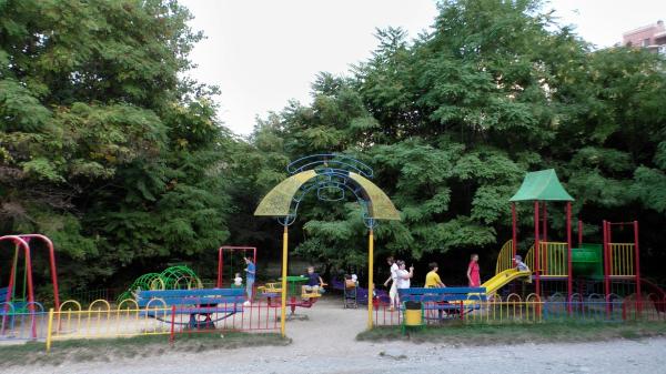 Детская площадка в Пионерской роще в Новороссийске