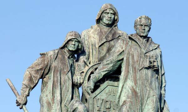 Памятник погибшим рыбакам в Новороссийске –крупный план