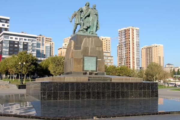 Памятник погибшим рыбакам в Новороссийске –фото