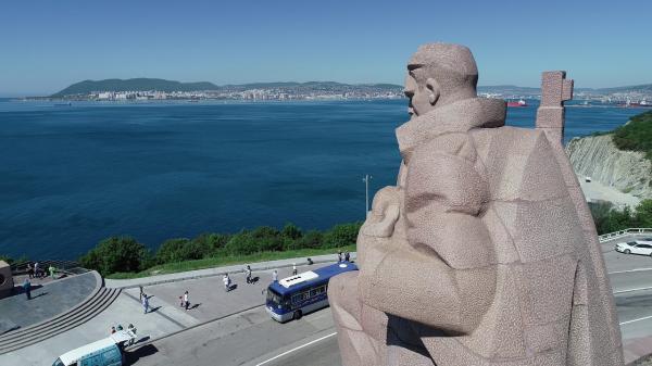 Памятник «Морякам революции» в Новороссийске- вид со спины на море
