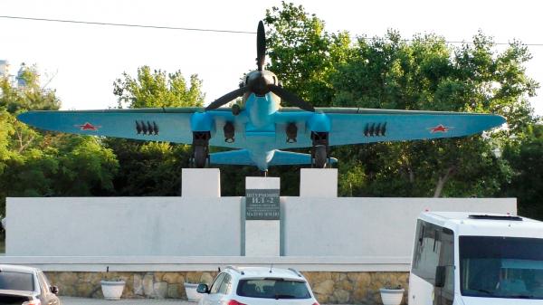 Памятник самолету Ил-2 в Новороссийске