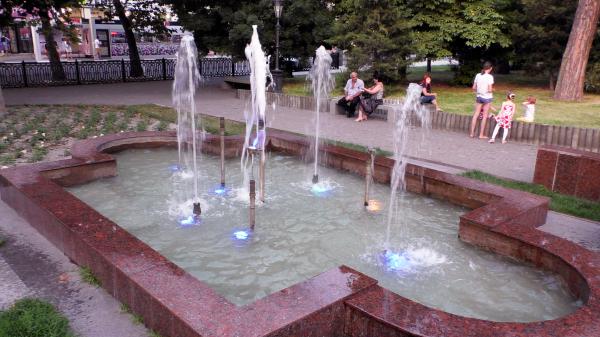 Фонтан у памятника А. С. Пушкину в центральной парковой аллее Новороссийска