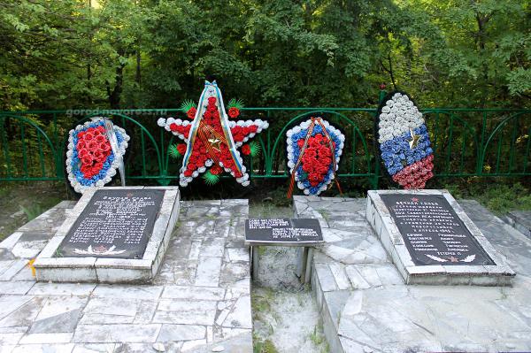 памятник (братская могила) героям морякам зенитчикам и морякам артиллеристам